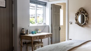 Standard Suite, Ensuite | Free WiFi - The Crown & Horns (Newbury)