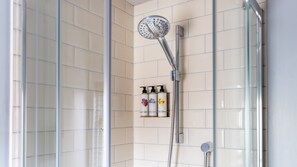 Comfort Double Room, Ensuite | Bathroom - The Crown & Horns (Newbury)