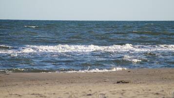 Una spiaggia con le onde che si infrangono sulla riva.