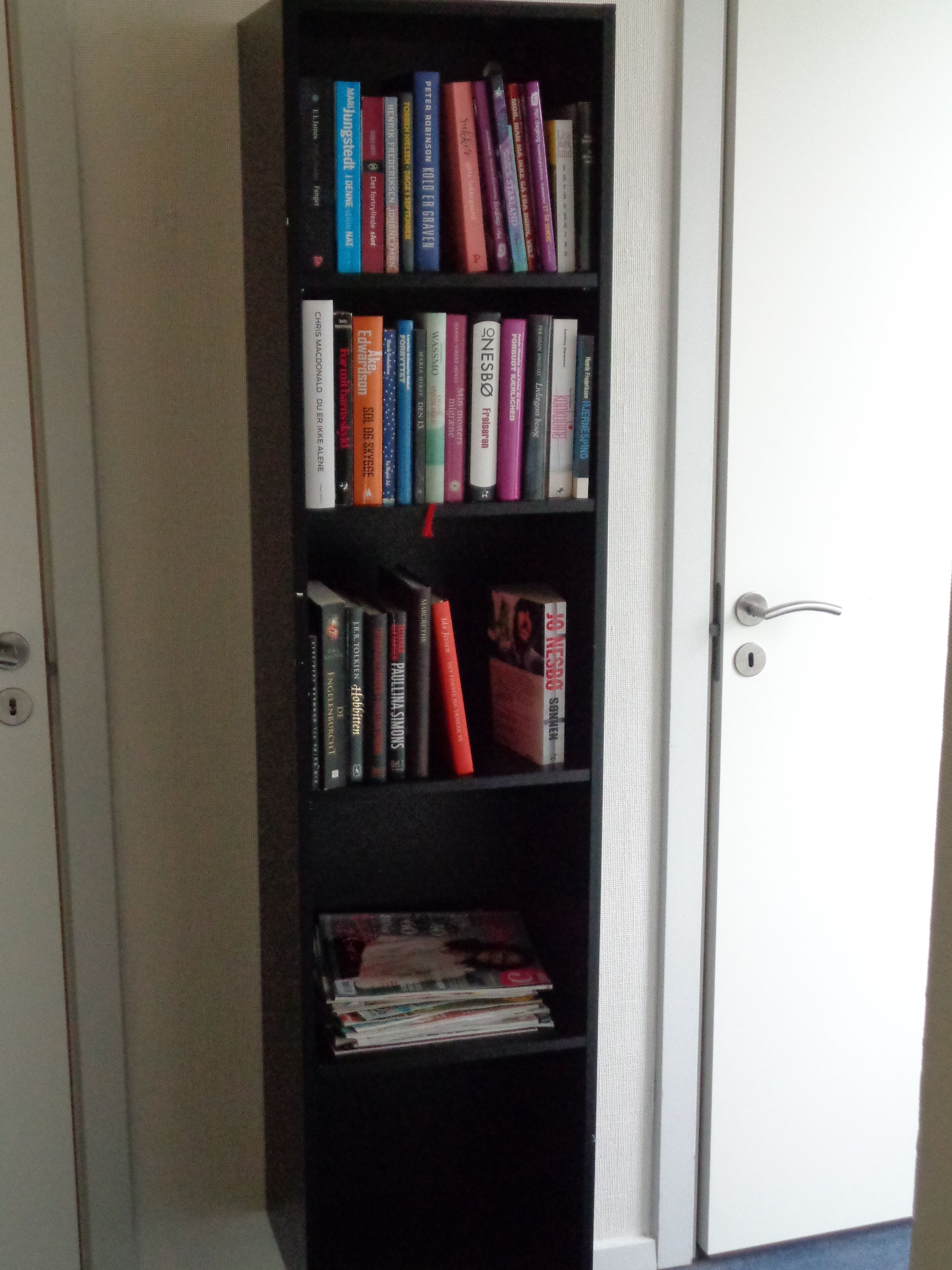 Una estantería con varios libros y revistas.