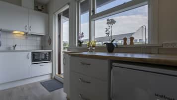 apartman, konyharész | Privát konyha | Hűtőszekrény, mikrohullámú sütő, főzőlap és kávé-/teafőző
