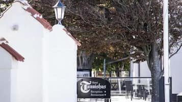 Un bâtiment sur lequel on peut lire l’inscription « Réception et restaurant de l’hôtel Tannishus ».