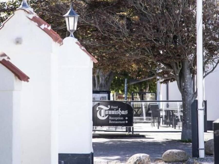Un bâtiment sur lequel on peut lire l’inscription « Réception et restaurant de l’hôtel Tannishus ».