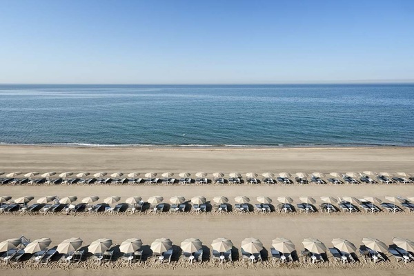 Playa privada, sillas reclinables de playa, sombrillas, toallas de playa