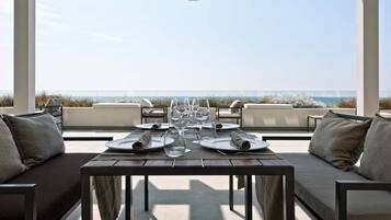 Se sirven comidas, cenas y mariscos con vista a la playa