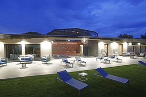 Couples treatment room(s), sauna, hot tub, steam room, body treatments