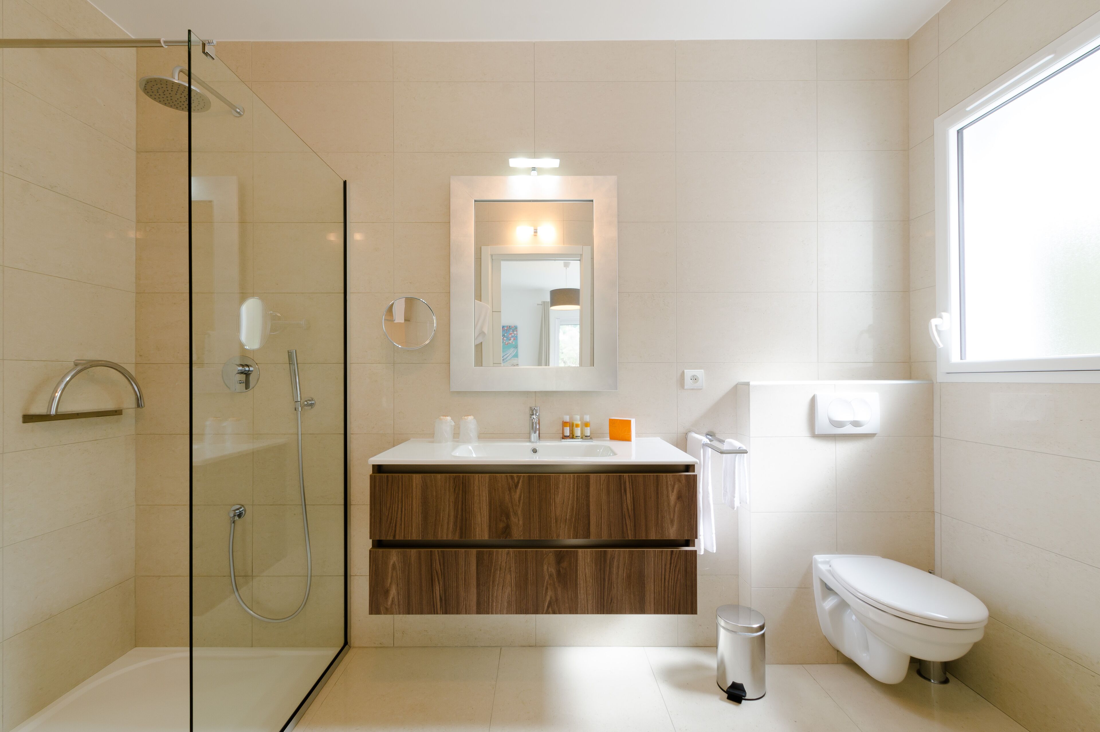 combined shower/bathtub, rainfall showerhead, free toiletries