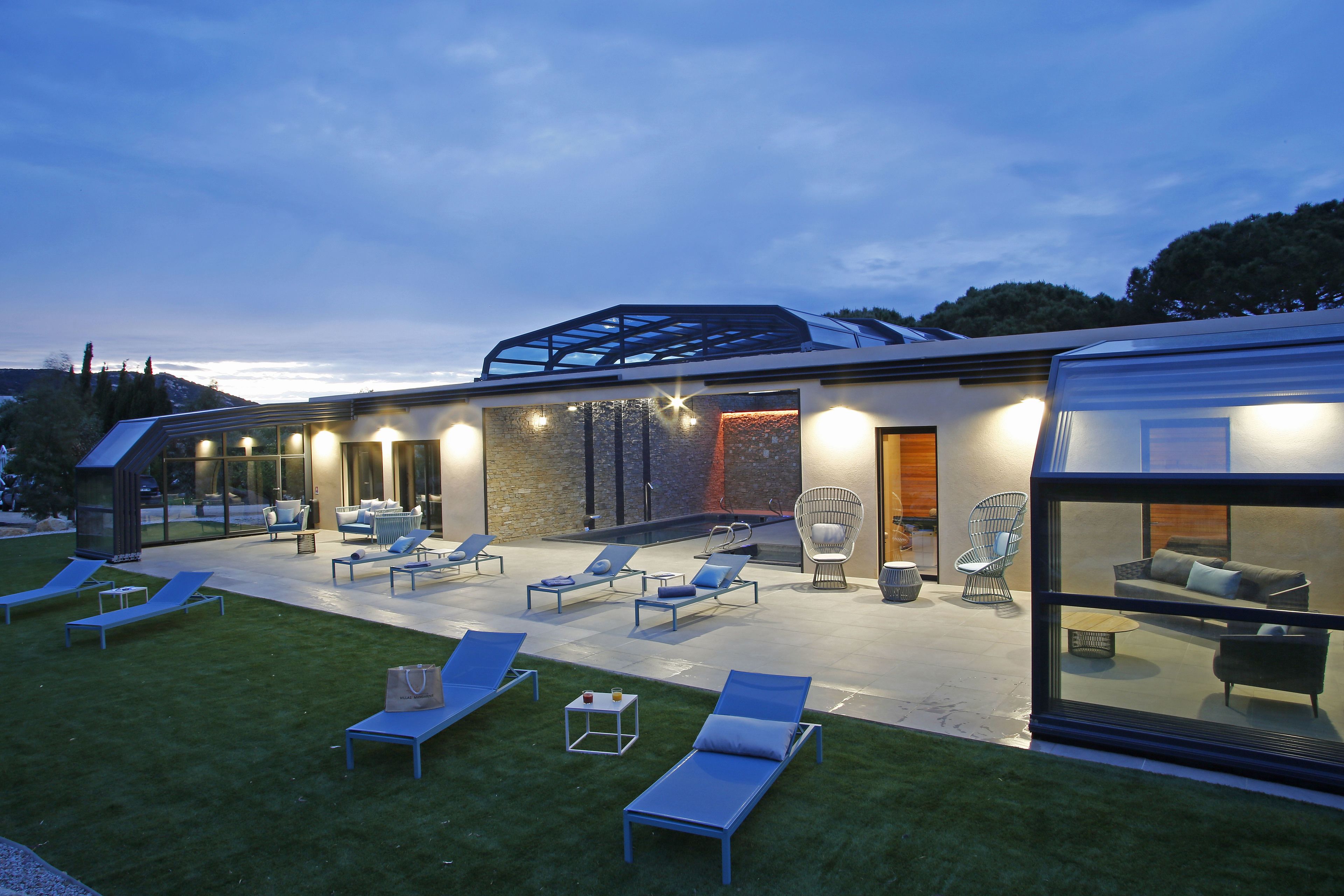 Parihoitohuone(ita), sauna, poreallas, höyrysauna, vartalohoitoja