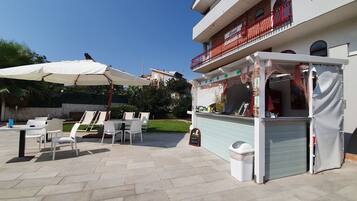 Außenpool (je nach Saison geöffnet), Liegestühle