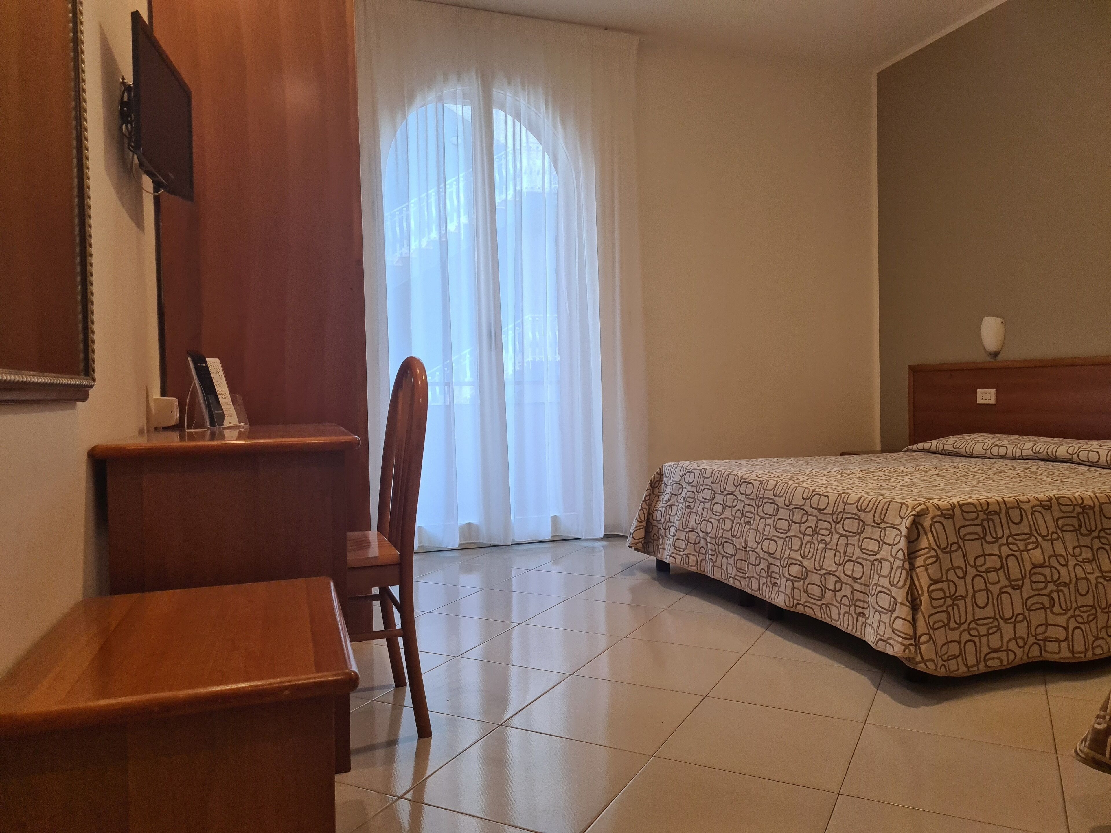 standard double or twin room, balcony | minibar, in-room safe, desk, soundproofing