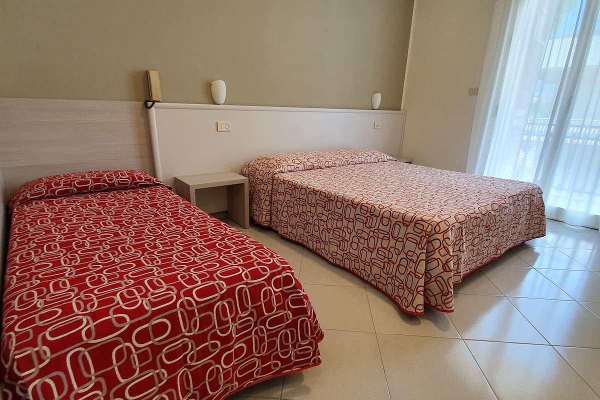 Comfort Room, Balcony