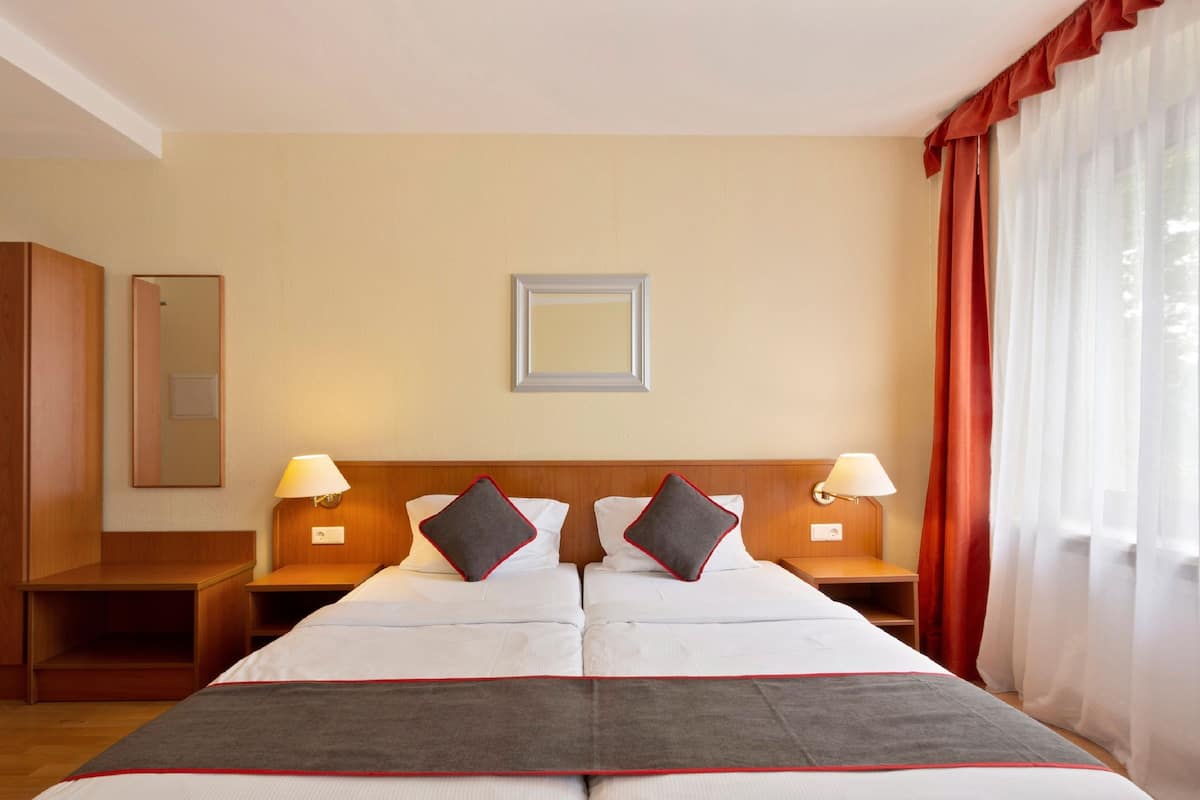 1 bedroom, Egyptian cotton sheets, premium bedding, desk
