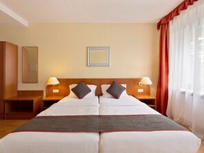 Egyptian cotton sheets, premium bedding, desk, laptop workspace - Hotel Bohemia (Berlin)