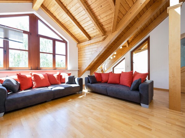 24-inch Smart TV with digital channels, Netflix, streaming services - Hotel Bohemia (Berlin)