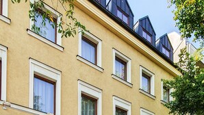 Un bâtiment portant l’enseigne « HÔTEL BOHEMIA », ce qui indique qu’il s’agit d’un hôtel.