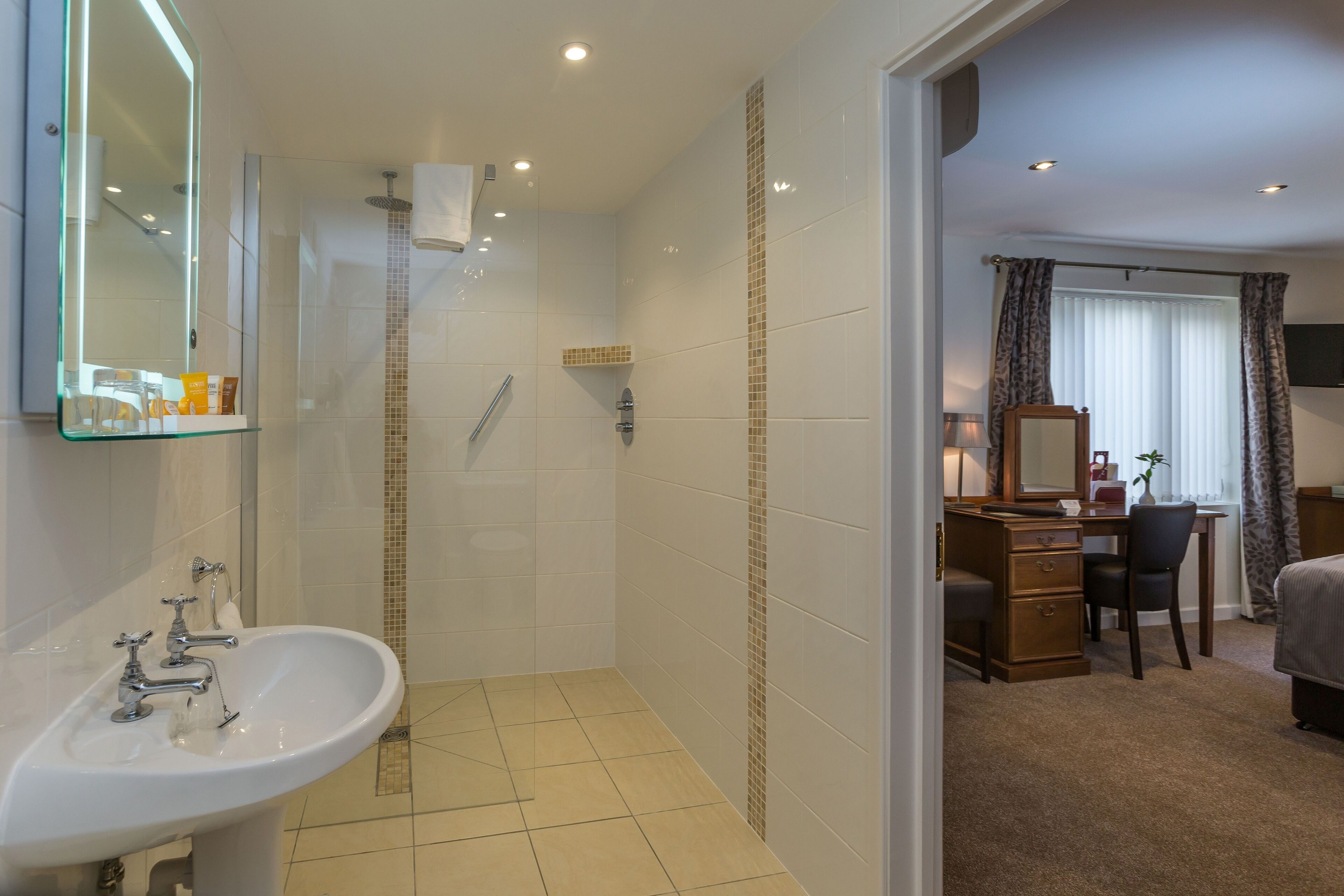 standard double or twin room | bathroom | free toiletries, hair dryer, bathrobes, slippers