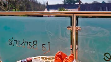 Phòng Suite Deluxe, 1 phòng ngủ, ban công, quang cảnh hồ bơi | Bộ đồ giường kháng dị ứng, trang trí khác biệt