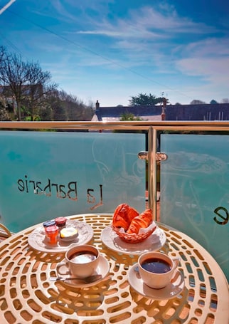 Deluxe Suite, 1 Bedroom, Balcony, Pool View | Hypo-allergenic bedding, individually decorated, individually furnished