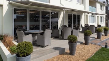 Breakfast, lunch and dinner served