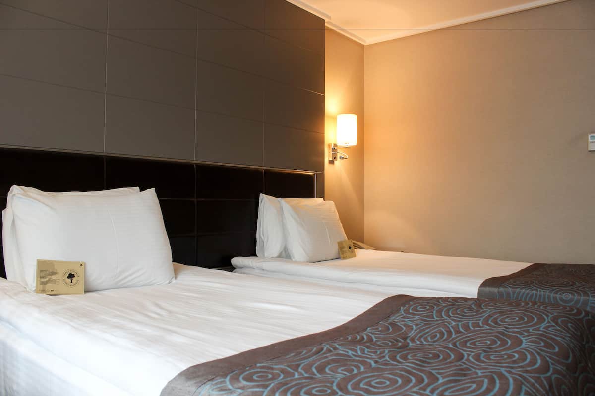 standard room, twin beds | 1 bedroom, minibar, in-room safe, desk
