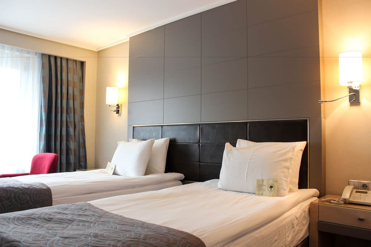 single room | 1 bedroom, minibar, in-room safe, desk