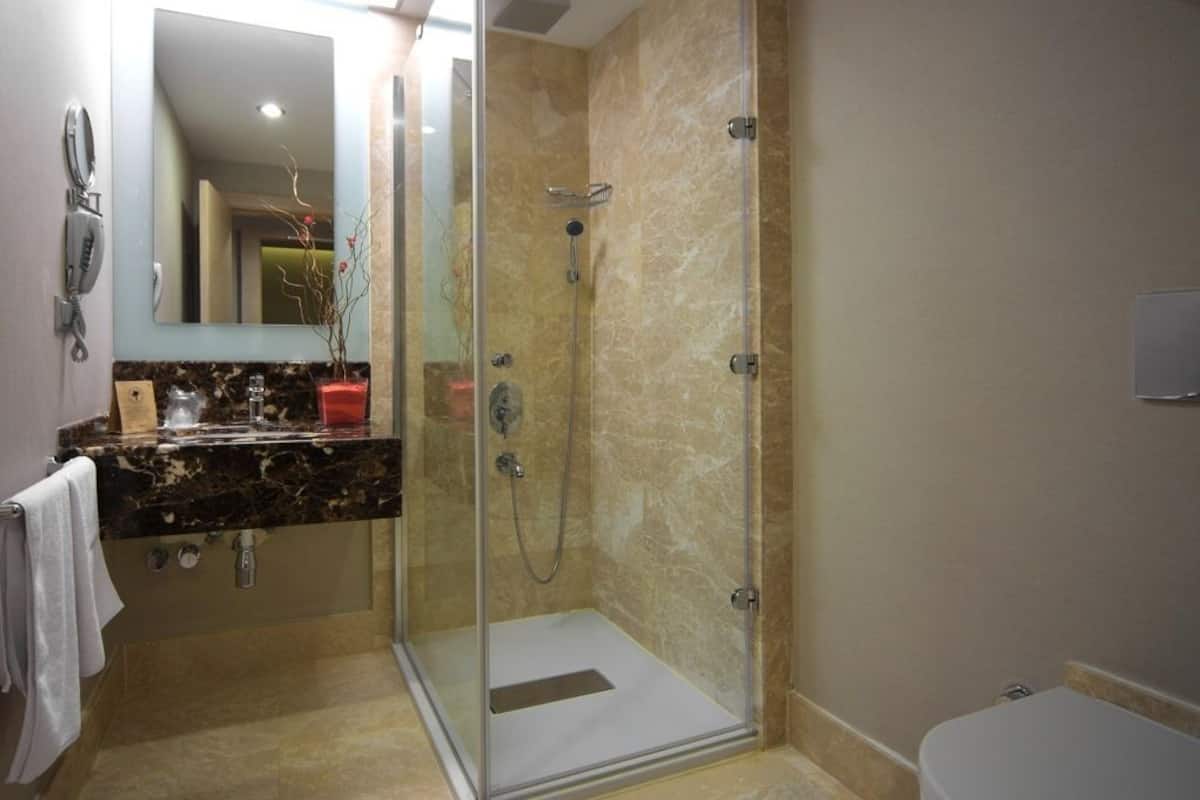 combined shower/bathtub, rainfall showerhead, hair dryer, slippers