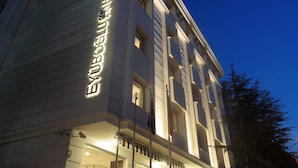 Un edifici amb un cartell que diu 'EYEBALL HOTEL'.