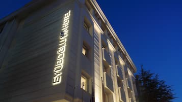 Voorkant accommodatie - avond/nacht