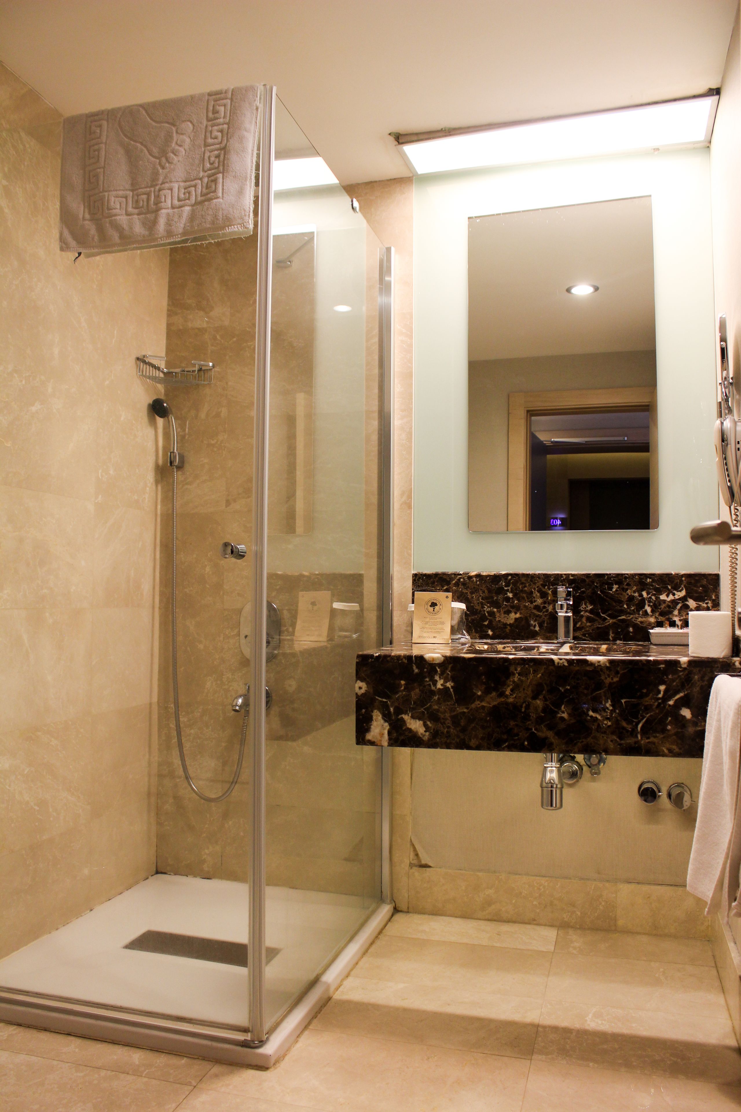 combined shower/bathtub, rainfall showerhead, hair dryer, slippers