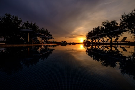 Una piscina al aire libre de temporada, sombrillas. Herdade Da Cortesia Hotel
