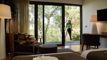 Double or Twin Room | Minibar, in-room safe, desk, iron/ironing board