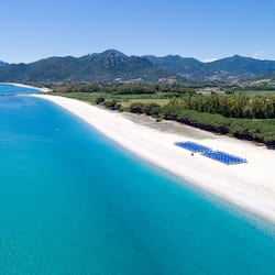 Pantai persendirian berhampiran, kerusi lepak pantai, payung