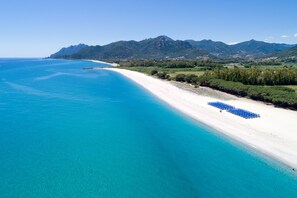 Plage privée à proximité, chaise longue, parasol, plongée sous-marine
