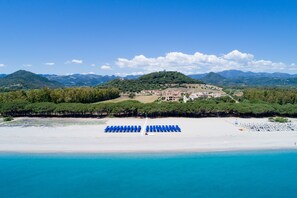 Privat strand i nærheten, solsenger, parasoller og fridykking