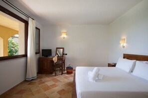 Down comforters, minibar, in-room safe, desk - Cala Luas Resort (Cardedu)