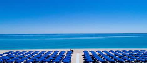 Privatstrand in der NĂ€he, LiegestĂŒhle, Sonnenschirme, Sporttauchen