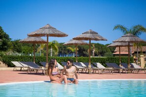 Outdoor pool, sun loungers - Cala Luas Resort (Cardedu)
