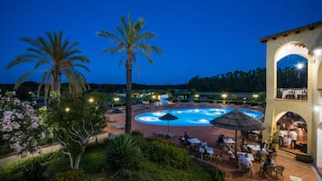 Piscina all'aperto, lettini