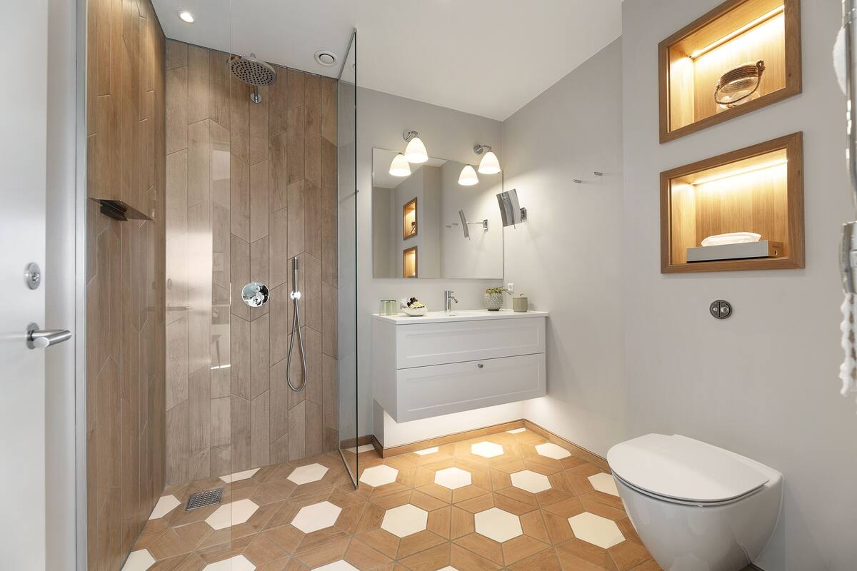 shower, free toiletries, hair dryer, bathrobes