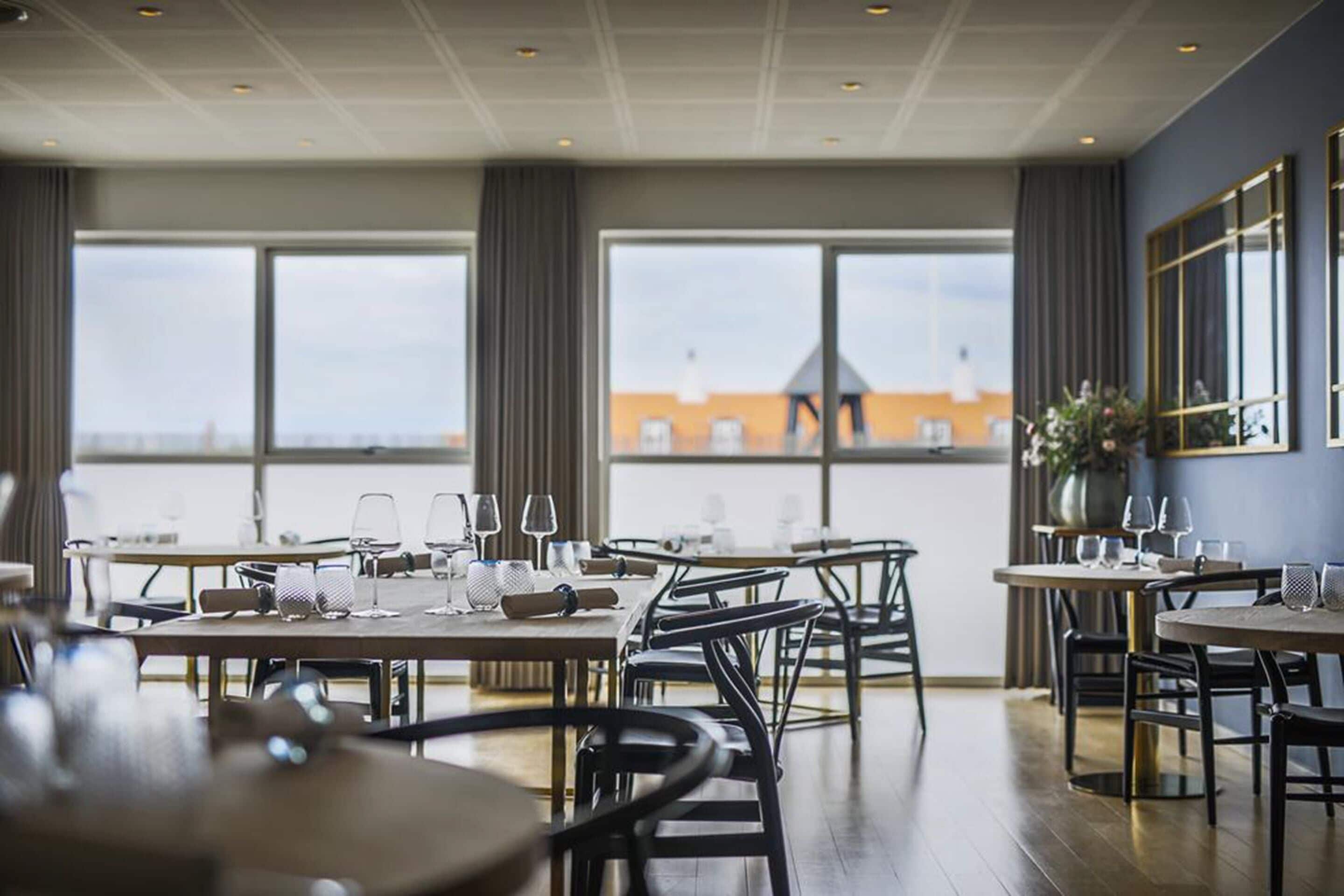 2 restaurants, lunch served