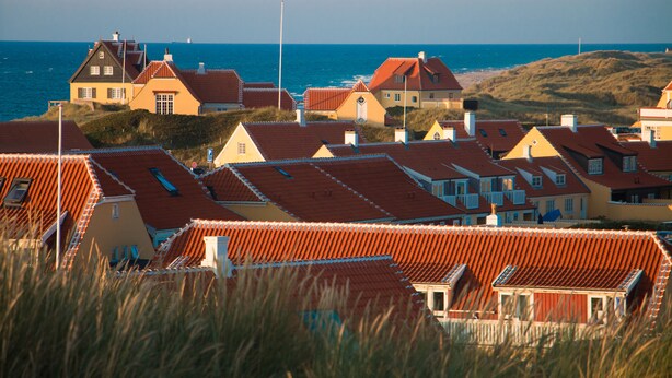 A coastal residential area with houses featuring red-tiled roofs and a view of the sea. - Ruths Hotel (Skagen)