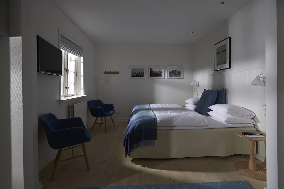 Double Room, Private Bathroom, Annex Building | Hypo-allergenic bedding available, in-room safe, desk