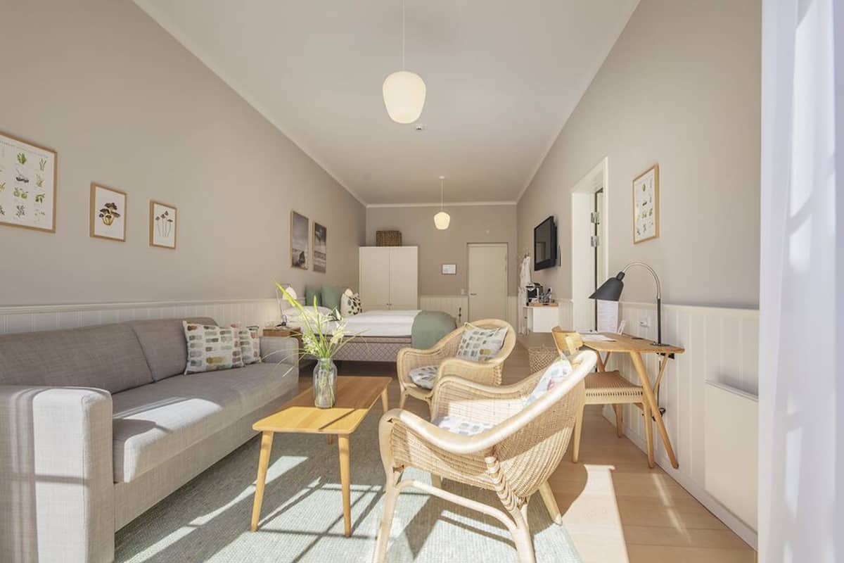 junior suite, bathtub | hypo-allergenic bedding, in-room safe, desk, iron/ironing board