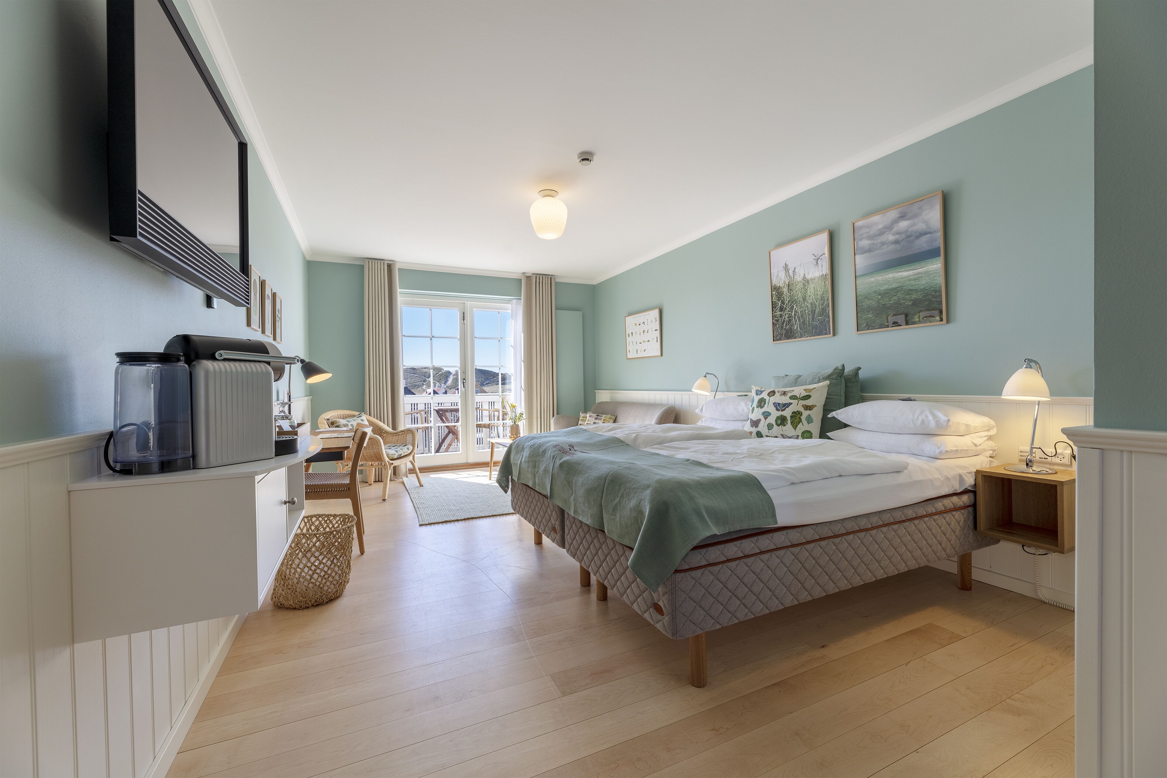 junior suite, private bathroom | hypo-allergenic bedding, in-room safe, desk, iron/ironing board