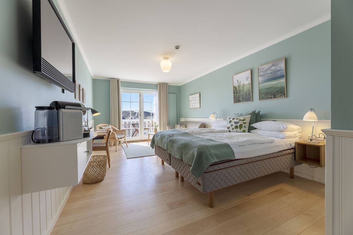 junior suite, private bathroom | hypo-allergenic bedding, in-room safe, desk, iron/ironing board