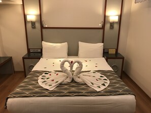Economy-værelse - 1 queensize-seng med sovesofa (Basement Room) | Allergivenligt sengetøj, minibar, pengeskab på værelset