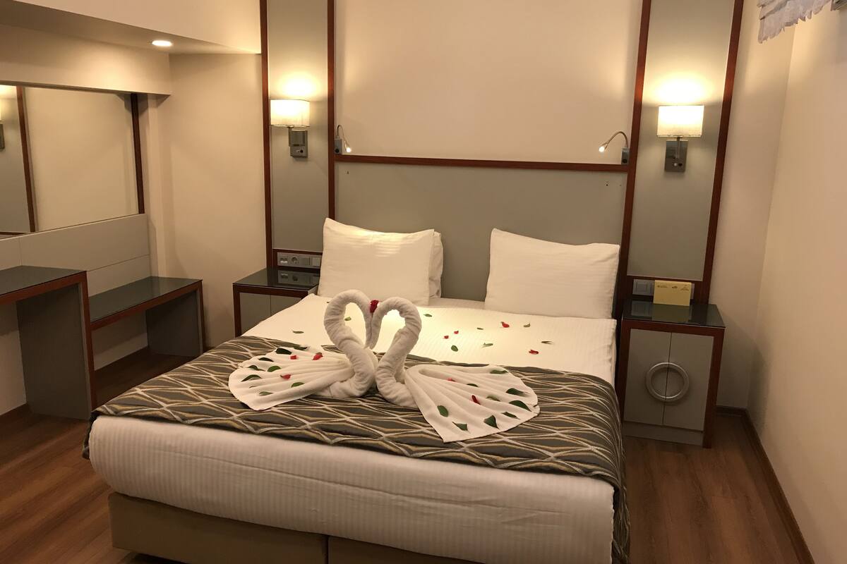 ห้องอีโคโนมี, เตียงควีนไซส์ 1 เตียง และโซฟาเบด (Basement Room) | เครื่องนอนป้องกันสารก่อภูมิแพ้, มินิบาร์, ตู้นิรภัยในห้องพัก