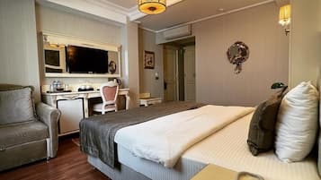 Double Room | Hypo-allergenic bedding, minibar, in-room safe, individually decorated