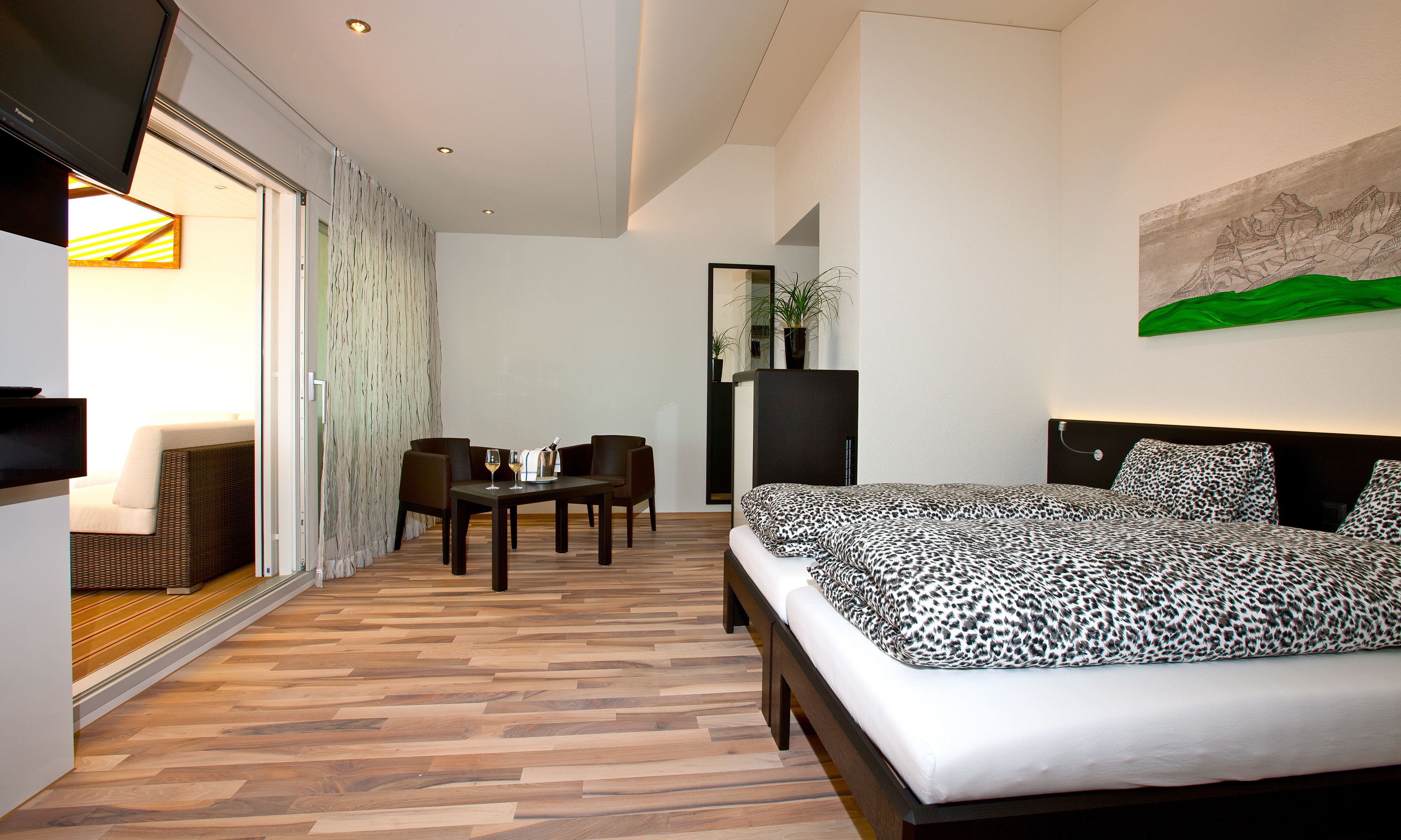 superior deluxe suite with whirlpool bath | premium bedding, minibar, in-room safe, desk