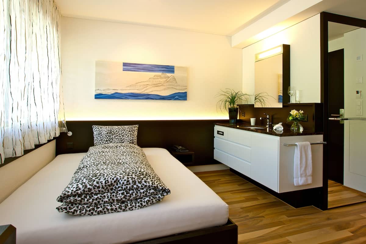 single room | premium bedding, minibar, in-room safe, desk